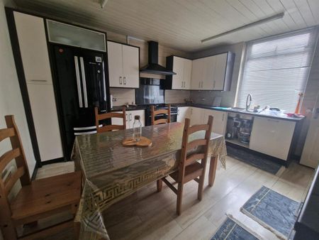 Tempest Road, Room 1, Leeds - Photo 4