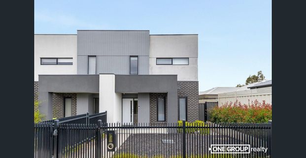Modern 3-Bedroom Townhouse in Prime Craigieburn Location! - Photo 1
