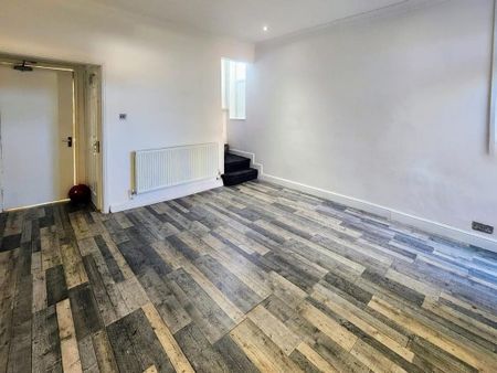 3 bedroom end of terrace house to rent - Photo 2