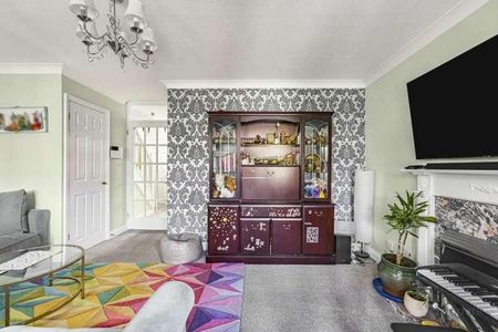 Aynsley Gardens, Harlow, CM17 - Photo 2
