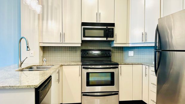 For Lease - 18 Harbour Street Unit# 1704, Toronto, Ontario - Photo 1