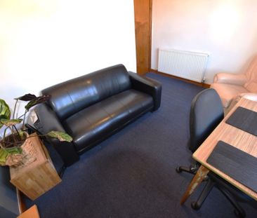 2 bedroom Flat in Flat C, Leeds - Photo 3