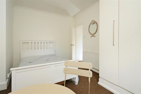 Dewsbury Court, London, Chiswick Road - Photo 4