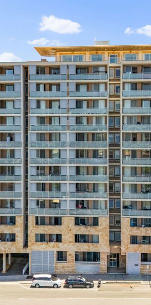 Ground floor, Prime location, Minutes Walk To Station And Shopping Centre!! - Photo 1