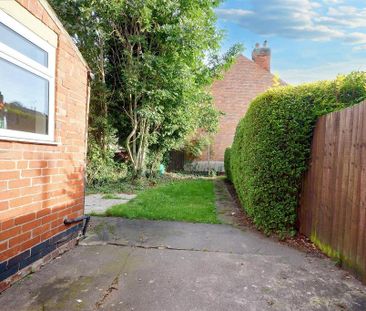 4 bedroom semi-detached house to rent - Photo 2
