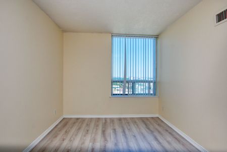 For Lease - 135 Hillcrest Avenue Unit# 2212, Mississauga, Ontario - Photo 3