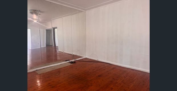 3 BEDROOM HOUSE WITH GARAGE - Photo 1