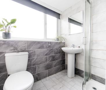 The Village Street, Burley, Leeds - Photo 2