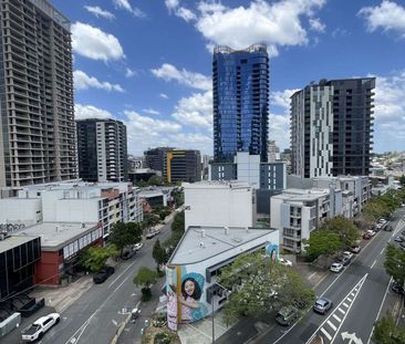 Repainted Premium 2-Bedroom, 2-Bathroom Apartment with 1 Car Park - Photo 3