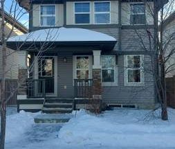 Beautiful & Cozy 3 Bedroom House with a Detached Double Garage - Photo 4