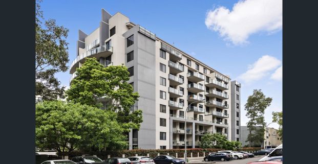 Spacious one bedroom ground floor garden apartment - Photo 1