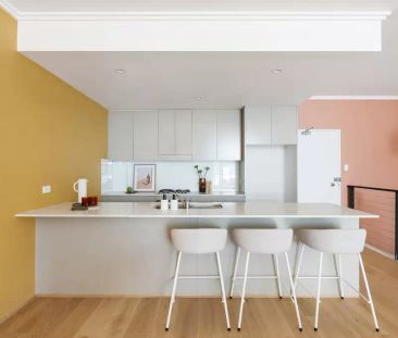 Split-level apartment in warehouse conversion - Photo 5