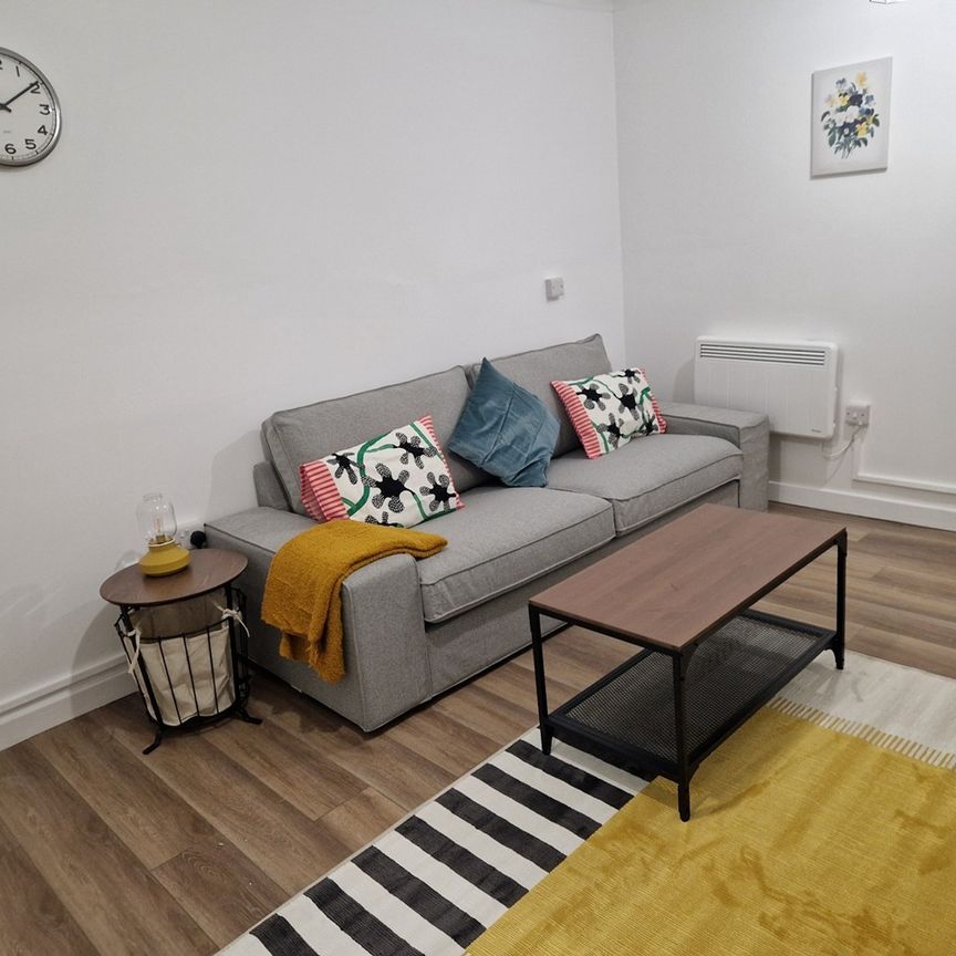 2 Bed Flat, West Nicolson Street, EH8 - Photo 1