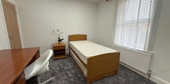 Lower Court Road, Epsom, Surrey, KT19 8SW - Photo 2