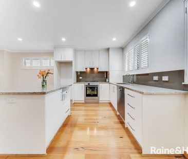 Character Home in Excellent location! - Photo 6