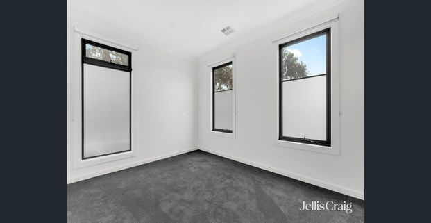 Grand Living in Coveted Glen Waverley - Photo 1