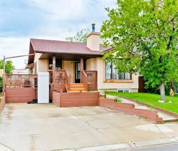 Renovated House, 3 Bed + 2 Bath — 3 Bedrooms House - Photo 1