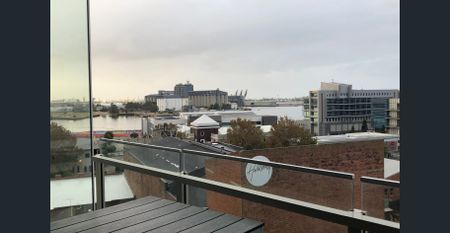 STUNNING HARBOUR /CITY VIEWS - 1 BEDROOM APARTMENT - Photo 2