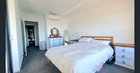 Modern 1 Bedroom + Study Nook Apartment with Bay Views $585/week - Photo 3