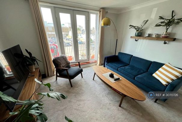 1 bedroom in a flat share to rent - Photo 1