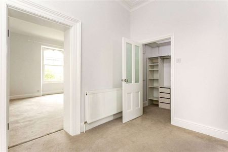 A spacious bright and attractive three bedroom first floor apartment. - Photo 4