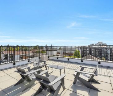 Victoria - 127 E 12th St — 1 Bedroom + Den - Photo 2