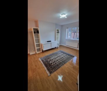 2 Bed Flat, St. Michael's Close, N3 - Photo 2