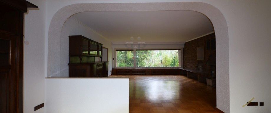 Das Einfamilienhaus besticht durch seinen besonderen Charme und Flair, insbesondere der große Garten - Photo 1