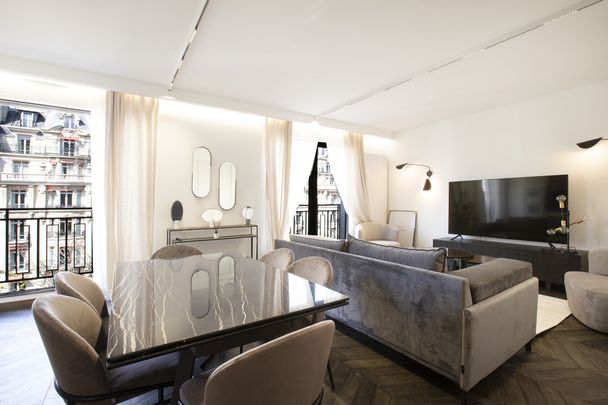 Appartement à louer avenue Montaigne, Paris 8ème - Photo 1