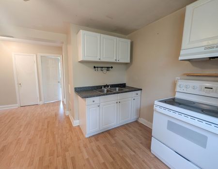 All Inclusive 2 Bedroom Upper Unit in St. Catharines!! - Photo 4