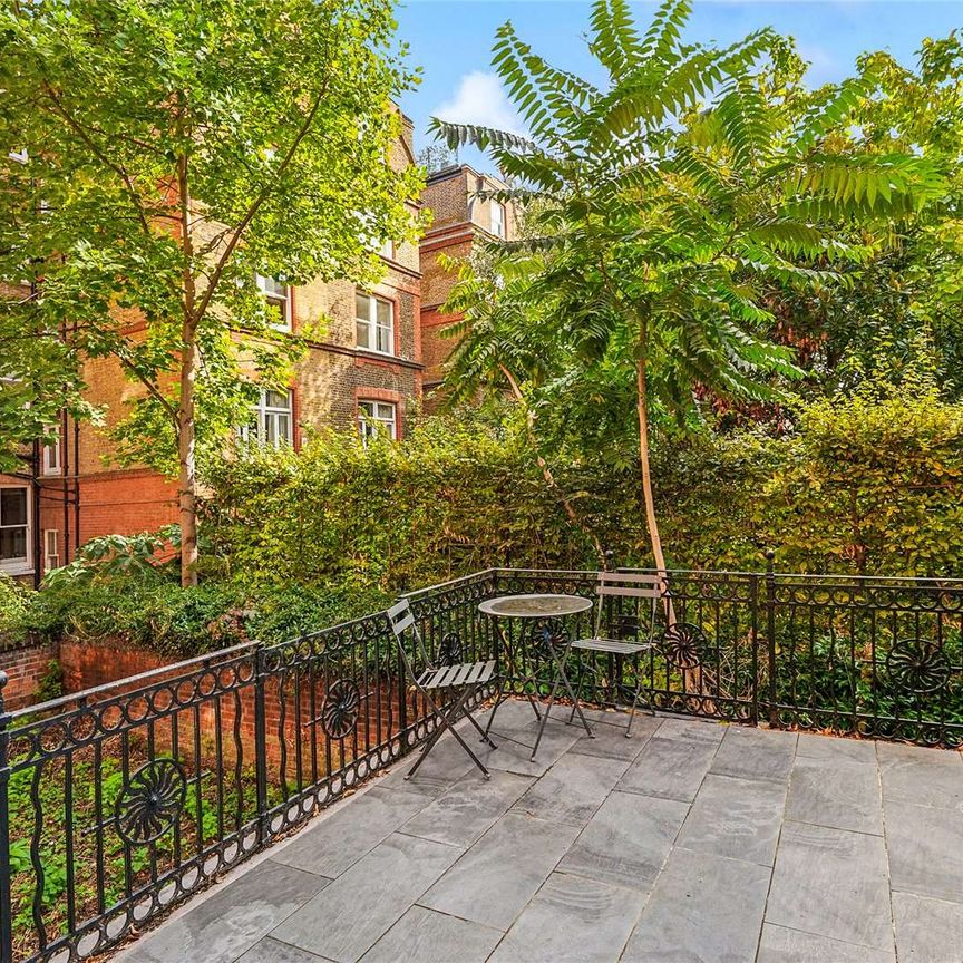 A bright and expansive self-contained studio apartment benefitting from high ceilings and a private terrace, walking distance to Gloucester Road Station - Photo 1