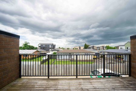 Modern 2-Bedroom Townhouse - The Perfect Lock-Up and Leave - Photo 3
