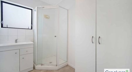 Spacious 3-Bedroom Home - Gated large backyard - Photo 5