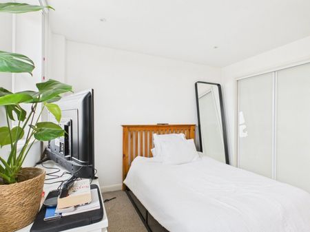 The Courtyard, High Street, Staines-Upon-Thames,TW18 - Photo 5