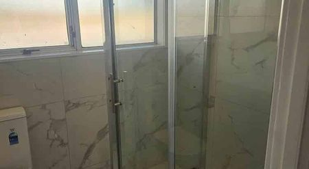 Newly refurbished 4 Bedroom - Photo 2