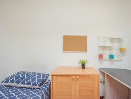 Glorieta de Ruiz Giménez, Madrid, Community of Madrid 28015 - Photo 5