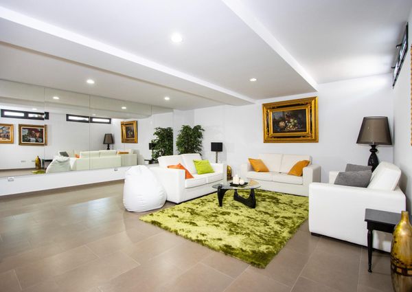 REF.7729 — Luxury Villa with Private Pool 500 Metres from the Sea