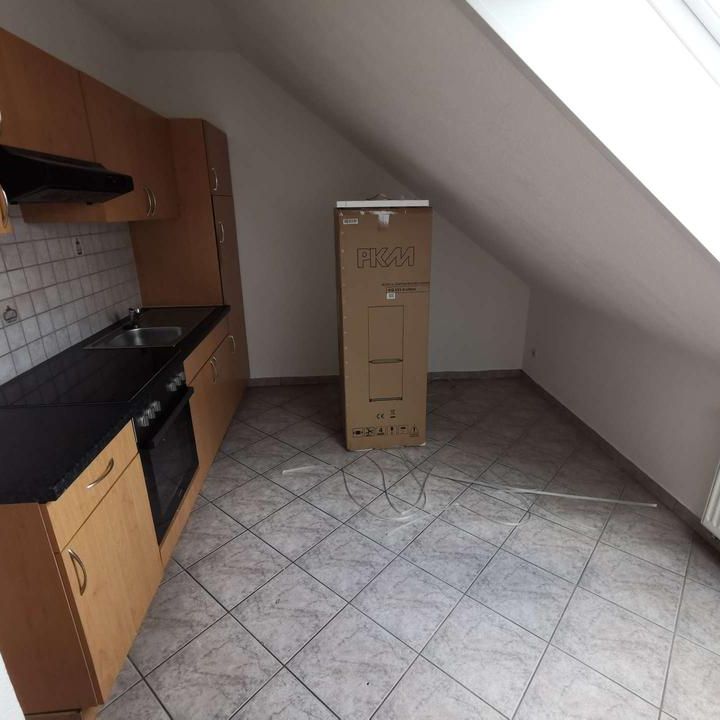 Süße 2-Raum-DG-Wohnung mit separater Küche (inkl. EBK) und Tageslicht-Wannenbad - 47 m² Grundfläche - Photo 1