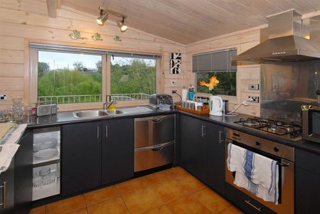 This very tidy two level home offers comfortable and convenient living close to Hamilton City Central and FMG Stadium. - Photo 3