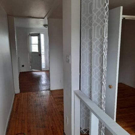 3 1/2 au centre ville près du Centre Vidéotron - Photo 3