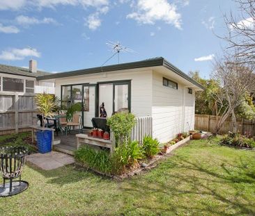 Charming 1-Bedroom Short-Term Rental in Northcote - Photo 2