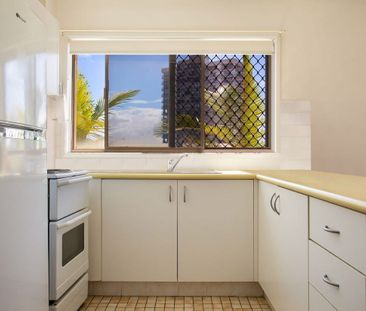 Bright & Breezy 1-Bedroom Apartment in Prime Surfers Paradise Location - Photo 5