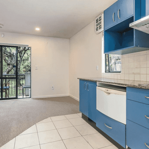 FURNISHED STUDIO + CARPARK - Photo 2