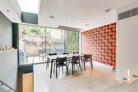 5 bedroom house in London - Photo 3