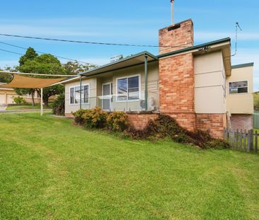 Spacious 4-Bedroom Home with Fenced Yard - Photo 3