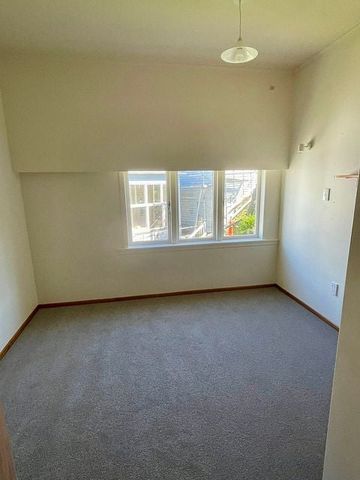 Sunny, sea views, close to city, shops & beach - Photo 3