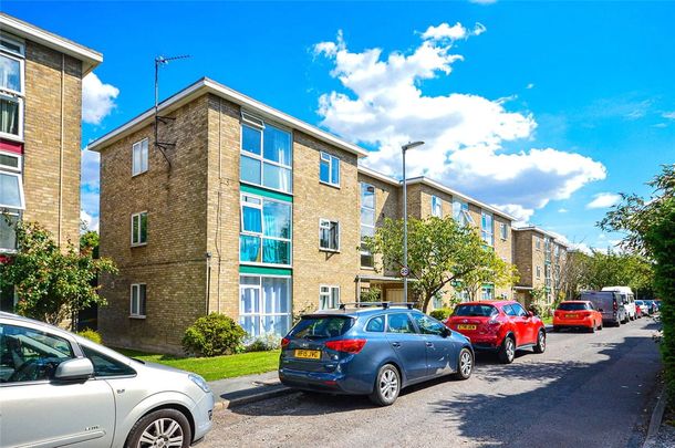 Well presented top floor 2 bedroom apartment to rent in the popular Lilac Court development, which offers an array of amenities within a 5 minute walk. Street Parking. GCH. - Photo 1