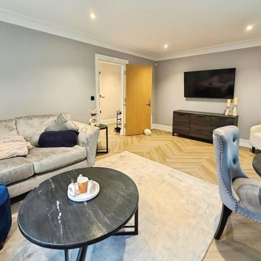 2 bedroom Flat To Let - Photo 1