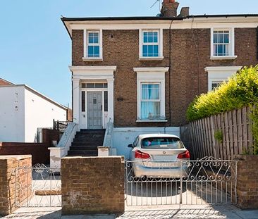 2 Bed Flat, Goldhawk Road, W12 - Photo 2