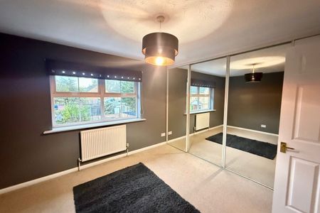 Village Close, Hoddesdon, Herts - Photo 4